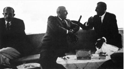 Francisco Franco y don Juan se reúnen en el yate Azor en aguas de San Sebastián el 25 de agosto de 1948. Junto a ellos, Jaime, hermano de don Juan, llevado por Franco para recordarle que “había recambios en la pugna" por la corona. En 1945, don Juan había publicado el Manifiesto de Lausana por el que rompía con el franquismo y pedía la restauración de la monarquía. La respuesta de Franco fue la Ley de Sucesión a la Jefatura del Estado, en la que se otorgaba el poder a modo vitalicio y designaba al heredero a “título de rey”, respondida por don Juan con el Manifiesto de Estoril. En este encuentro Franco y don Juan acordaron que don Juan Carlos se educaría en España bajo la tutela de Franco.