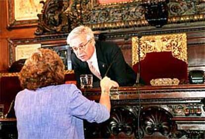 La concejal independiente de CiU Magda Oranich, conversando ayer con el alcalde de Barcelona, Joan Clos.