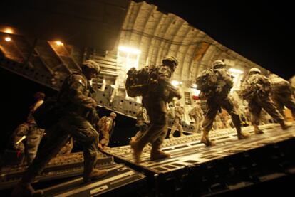 Soldados estadounidenses abordan un avión en Bagdad para volver a casa en julio de 2010.