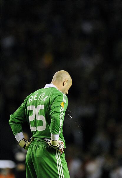 Pepe Reina lamenta el gol de Forlán, que significa la derrota de un Liverpool que marcó dos goles y estuvo a un paso