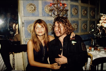 Michael Hutchence y la modelo Helena Christensen, con la que mantuvo una relación entre 1991 y 1995.