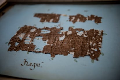 Un papiro de Herculano expuesto en la Biblioteca Nacional de Napolés en 2019.