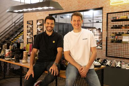 Los hermanos Daniel (izquierda) y Enrique Esquitino, fundadores de D.Franklin, un comercio 'online' con sede en Elche (Alicante).