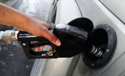 Un usuario llena su depósito de gasolina.