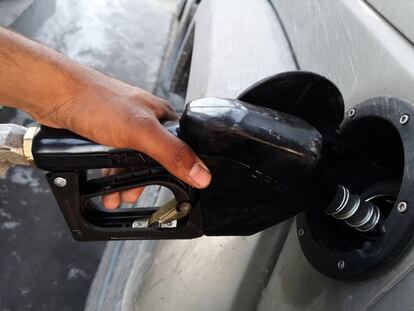 Un usuario llena su depósito de gasolina.