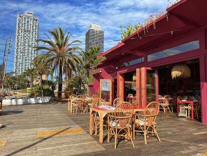 Un rincón de la terraza al abrigo de las palmeras y el Hotel de les Arts.