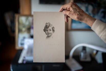 Florence Thomas sostiene un retrato de ella pequeña, en su casa, en Bogotá.