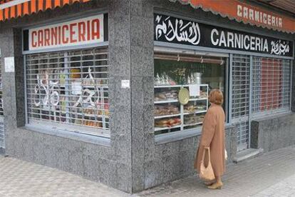 Fachada de la carnicería de Irún que regentaban Waki y Kassem.