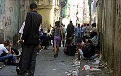 Las aceras de la calle Torno del Hospital de Valencia llenas de drogadictos ayer por la tarde.