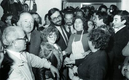 El primer alcalde democràtic de Barcelona, Narcís Serra, en una visita a una caserna de la policia municipal a la Trinitat el 1979.