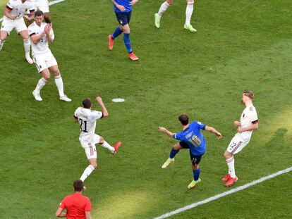 Barella, en el momento de marcar el gol para Italia.