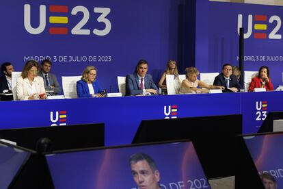 La vicepresidenta cuarta y ministra de Transición Ecológica y Reto Demográfico, Teresa Ribera; la vicepresidenta primera y ministra de Asuntos Económicos y Transformación Digital, Nadia Calviño; el presidente del Gobierno, Pedro Sánchez, que preside la reunión; la vicepresidenta segunda y ministra de Trabajo y Economía Social, Yolanda Díaz; el ministro de Asuntos Exteriores, Cooperación y Unión Europea, José Manuel Albares y la ministra de Defensa, Margarita Robles, durante la reunión plenaria del Gobierno de España y del Colegio de Comisarios, en el Museo de las Colecciones Reales.