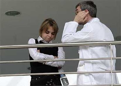 Una mujer es atentida por un sanitario en el recinto ferial Juan Carlos I.