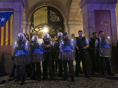 Pro-independence protesters storm Catalan regional parliament