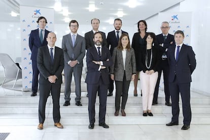 Equipo de préstamos sindicados de CaixaBank. De izquierda a derecha, delante: David Ferrerons, Carlos Mazarío, María Isabel Salcedo, Susana García y Javier Ricote; detrás: José María Arzac, Jaime Fariña, Javier Fernández, Eugenio Tubío, Virginia Gómez y José Luis Mora.