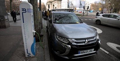 Coche eléctrico en una estación de carga, en Madrid.