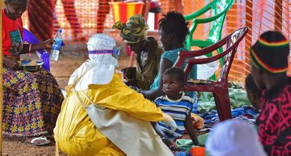 Pacientes com ebola aguardam atendimento em Kailahun, Serra Leoa.