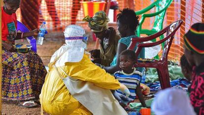 Pacientes com ebola aguardam atendimento em Kailahun, Serra Leoa.