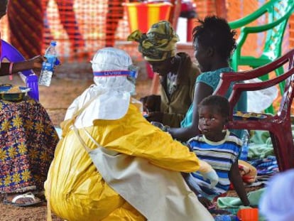 Pacientes com ebola aguardam atendimento em Kailahun, Serra Leoa.