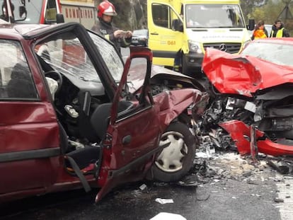 Accidente en el que fallecieron dos personas este sábado en Ames, en una imagen facilitada por la Guardia Civil.