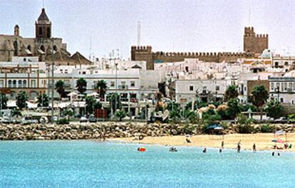 Una vista de Rota con la playa del Rompidillo en primer término.