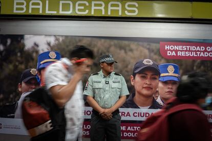 Un elemento de la Guardia Nacional en una de las estaciones del Metro de la Ciudad de México, este jueves. Por la mañana, Claudia Sheinbaum, alcaldesa de la ciudad, declaró que "a partir de las dos de la tarde, la Guardia Nacional estará presente en las estaciones del Metro y en algunas otras instalaciones con 6.060 elementos".