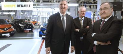  El vicepresidente ejecutivo de Fabricaci&oacute;n y Log&iacute;stica del Grupo Renault y presidente de Renault Espa&ntilde;a, Jose Vicente de los Mozos (i), junto al director general de Renault Espa&ntilde;a y responsable de la factor&iacute;a de Palencia, Jos&eacute; Antonio L&oacute;pez Ram&oacute;n y Cajal (c) y el director de las factor&iacute;as de Valladolid, Manuel Guillermo (d).