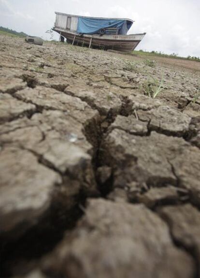 Un barco reposa sobre una zona seca del lago Caapiranga, en el estado de Amazonas.