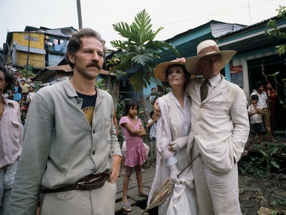Actors Klaus Kinski and Claudia Cardinale on the movie set of Fitzcarraldo, directed by Werner Herzog (foreground), on location in Peru. | Location: Peru.  (Photo by jean-Louis Atlan/Sygma via Getty Images)