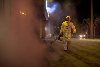 Un bombero desinfecta una calle de Teherán, capital de Irán.