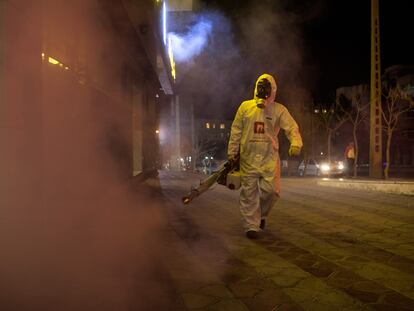 Un bombero desinfecta una calle de Teherán, capital de Irán.