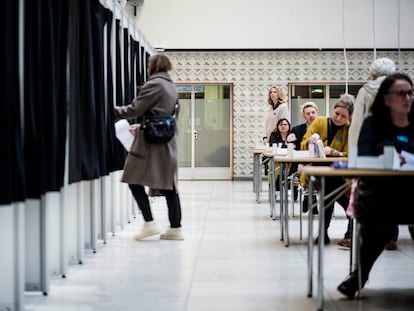 Los votantes en un colegio electoral durante las elecciones generales de Dinamarca, el 1 de noviembre de 2022.