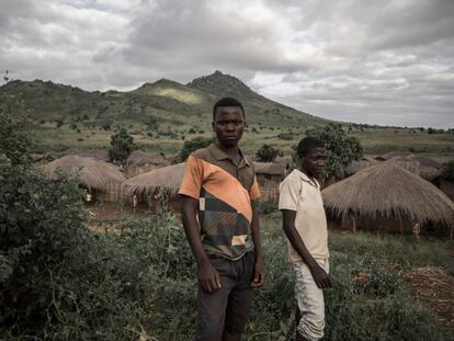 Dos adolescentes en una colina en el límite del pueblo de Matemangue. La población y una de las plantaciones de Green Resources están divididos por un río. Muchos jóvenes del pueblo están en paro.


