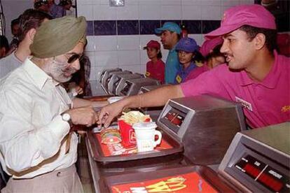 Un cliente, en un McDonald's, en Nueva Delhi.