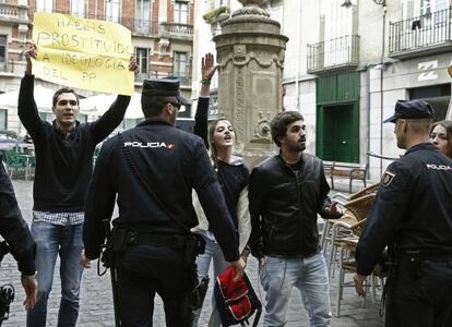 La Policía desaloja a un grupo de jóvenes que han interrumido el acto de la ministra en Pamplona al grito de "Vida sí, aborto no".