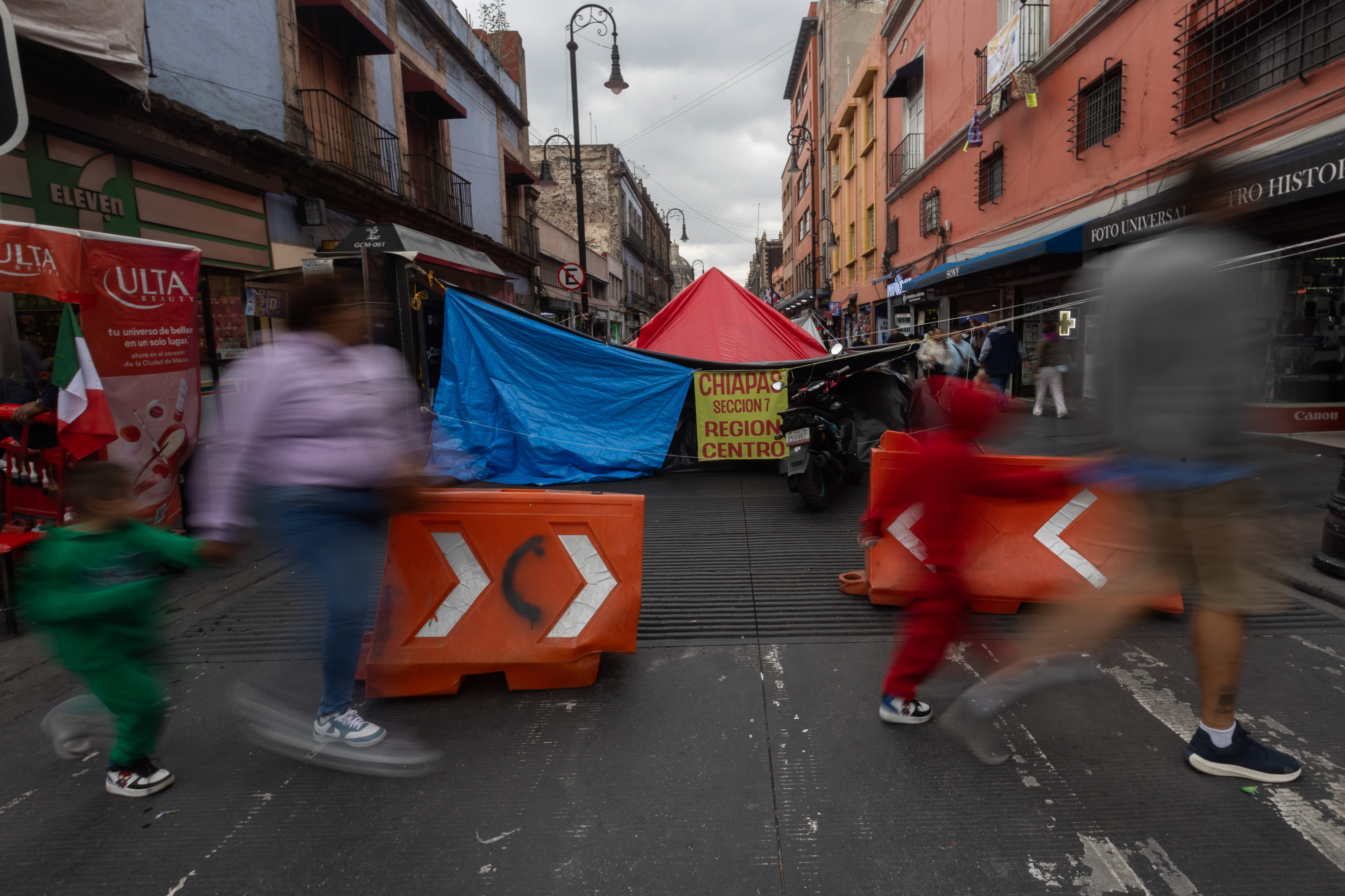 Calle República de Brasil, frente a una zona del campamento de CNTe, este martes.