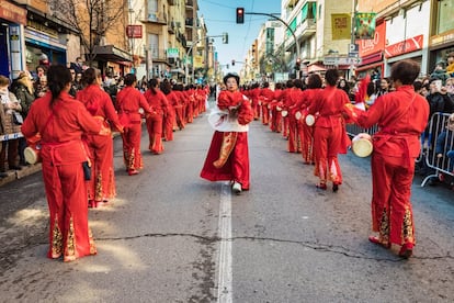 Usera, con su Festival de la Luz y su Gran Pasacalles Multicultural, lleva cinco años como epicentro del Año Nuevo chino en Madrid, gracias a la colaboración de la Embajada de la República Popular China, asociaciones, colectivos artísticos, vecinos y vecinas del barrio, el Instituto Confucio y la Casa Asia. Pero en su sexta edición, todas las actividades son virtuales, como el concierto de Año Nuevo chino, que podrá seguirse a través del programa 'Los Conciertos de La 2' de RTVE (el próximo 13 de febrero); o el concurso de gastronomía china (hasta el 20 de febrero). Más información en <a href="https://www.esmadrid.com/madridchino" rel="nofollow" target="">esmadrid.com/madridchino</a>, <a href="http://es.chineseembassy.org/esp/" rel="nofollow" target="">es.chineseembassy.org</a> y <a href=" https://ccchinamadrid.org/" rel="nofollow" target="">ccchinamadrid.org</a>.<br><br/> En la imagen, el pasacalles en Usera para celebrar el Año de la Rata, en 2020.