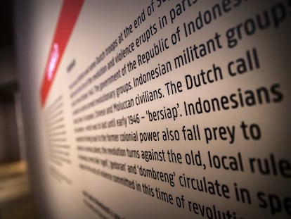 Panel informativo sobre la expresión 'bersiap' ("prepárate" en indonesio) en la exposición 'Revolusi! Indonesia independiente', en el Rijksmuseum de Ámsterdam, el 9 de febrero de 2022.