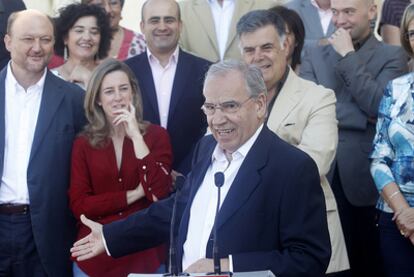 Alfonso Guerra, cabeza de lista por Sevilla, en la presentación de las candidaturas.