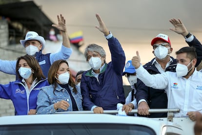 El candidato a la presidencia de Ecuador Guillermo Lasso encabeza una caravana por las calles de Quito.