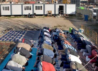 Los musulmanes de Badalona y Santa Coloma comparten el barracón-mezquita de Can Zam.