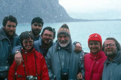 De izquierda a derecha, Jerónimo López (geólogo), Sieglinde Ott, (botánica de Alemania), Ricardo Gutiérrez (fotógrafo de EL PAÍS), Manuel Bañón (meteorólogo), Eduardo Martínez de Pisón (geógrafo), Malén Aznarez (periodista de EL PAÍS) y Alfredo Arche (geólogo), durante la campaña antártica 1989-90 en la base española Juan Carlos I.