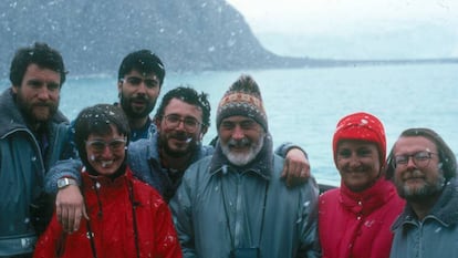 De izquierda a derecha, Jerónimo López (geólogo), Sieglinde Ott, (botánica de Alemania), Ricardo Gutiérrez (fotógrafo de EL PAÍS), Manuel Bañón (meteorólogo), Eduardo Martínez de Pisón (geógrafo), Malén Aznarez (periodista de EL PAÍS) y Alfredo Arche (geólogo), durante la campaña antártica 1989-90 en la base española Juan Carlos I.