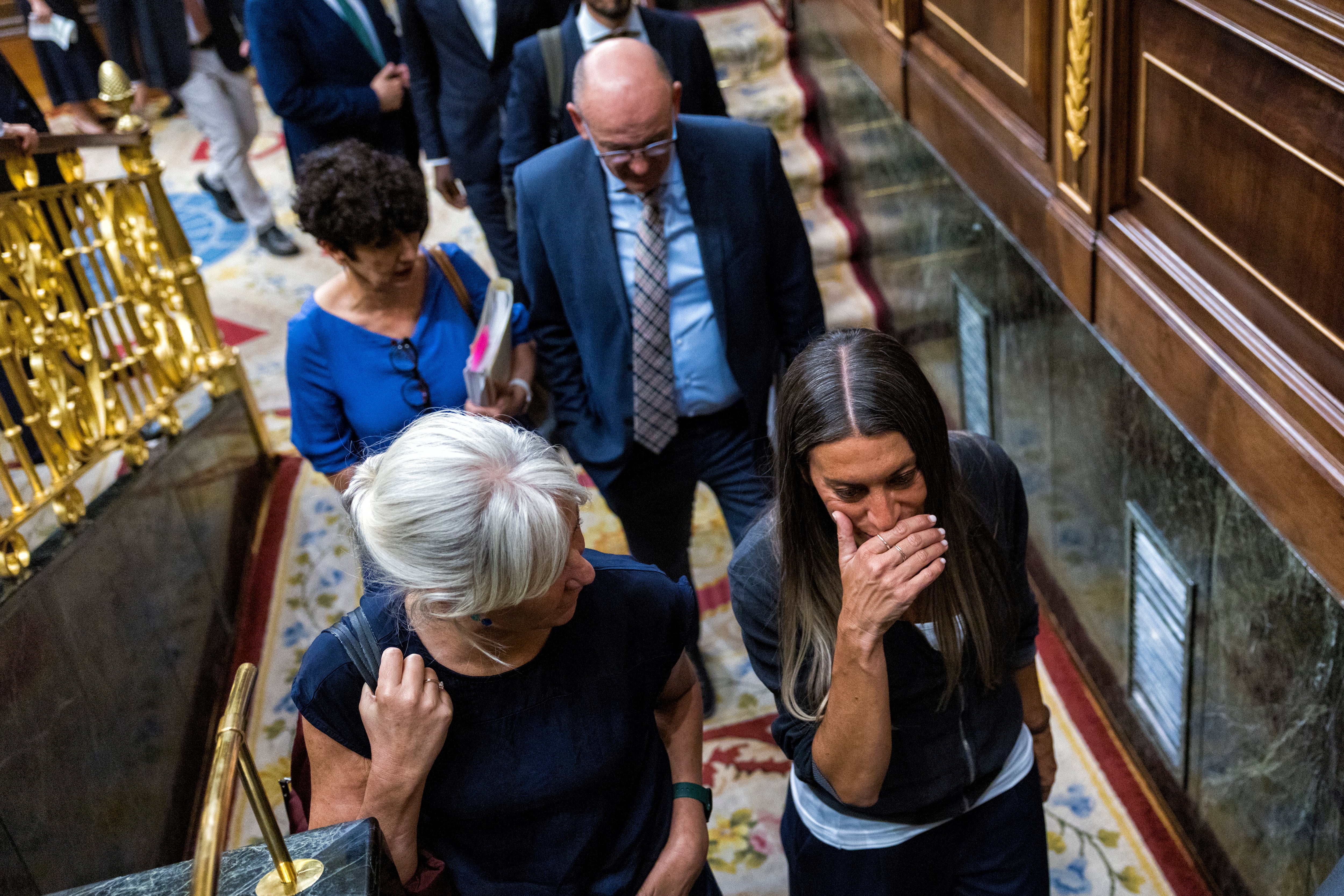 En primer término, los diputados de Junts, Marta Madrenas y Miriam Nogueras, al fondo, Los diputados del PNV, Maribel Vaquero y Mikel Legarda.