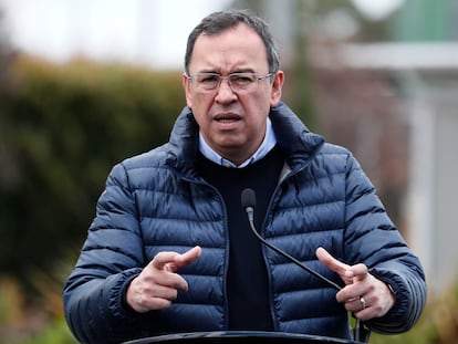 El ministro de Interior Alfonso Prada durante una rueda de prensa en la pista de Antinarcóticos de la Policía en Bogotá.