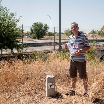 DVD 1014 (14/08/20)
Hilario Villalvilla, de ecologistas en acció, posa junto a un mojón que señala el paso de una vía pecuaria que ha sido fulminada por el aeropuerto Adolfo Suárez, en el barrio de Barajas.
Madrid. David Expósito.