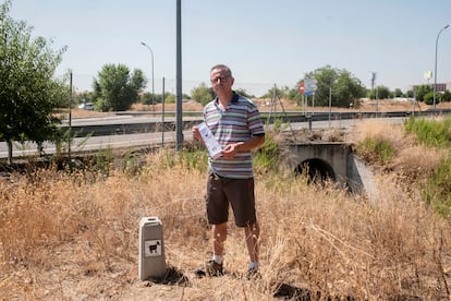 Hilario Villalvilla, de ecologistas en acció, posa junto a un mojón que señala el paso de una vía pecuaria que ha sido fulminada por el aeropuerto Adolfo Suárez, en el barrio de Barajas.