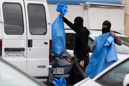 Agentes de la Policía Nacional incautan material, este viernes en la barriada de Las Tres Mil Viviendas de Sevilla