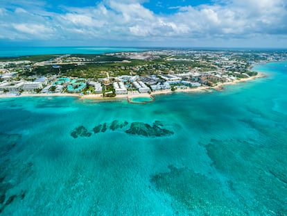 Complejos hoteleros de lujo en las Islas Caimán.