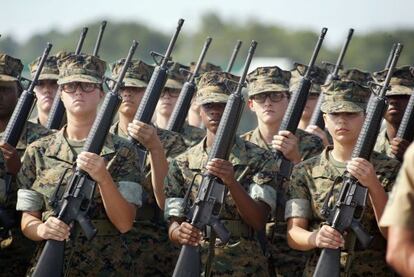 Un grupo de mujeres entrena para entrar en el cuerpo de los Marines estadounidense.